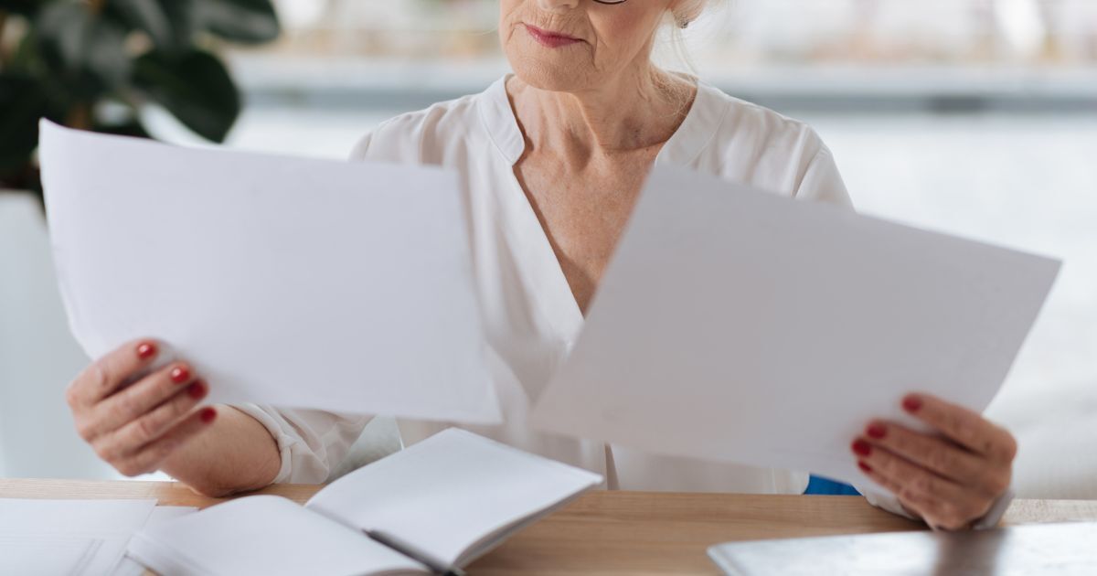 Company owners comparing an asset sale and a share sale with their accountant before selling a UK limited company